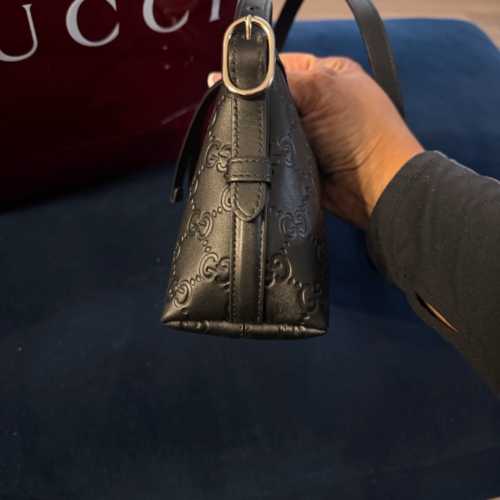 GUCCI GG Emblem small shoulder bag, Black embossed leather - Picture 4 of 16